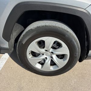 صورة مصغرة 20 لـ 2025 Toyota RAV4 LE