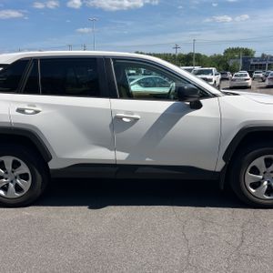 2023 Toyota RAV4 LE — миниатюра 11