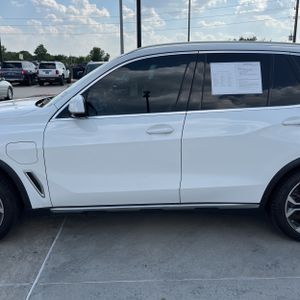 صورة 4 لـ 2021 BMW X5 XDRIVE45E
