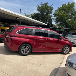 2021 Toyota SIENNA XLE 8-PASSENGER photo 10