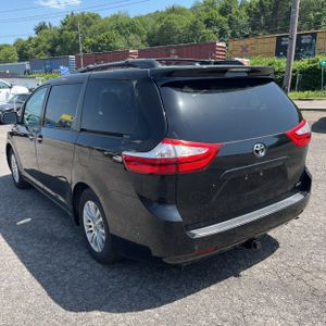 صورة 5 لـ 2015 Toyota SIENNA XLE 8-PASSENGER