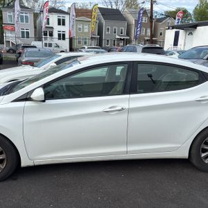 HYUNDAI ELANTRA SE - 4