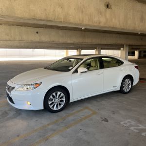 صورة 3 لـ 2013 Lexus ES 300H BASE