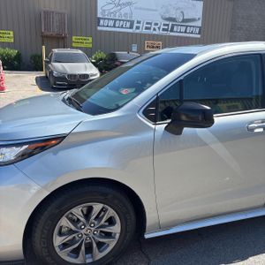 2023 Toyota SIENNA XLE 7-PASSENGER photo 2