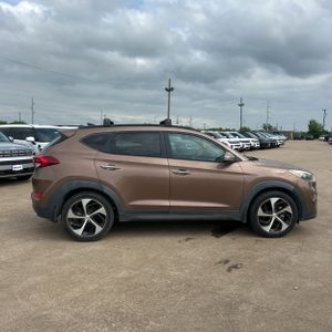HYUNDAI TUCSON LIMITED - 10