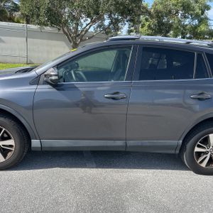 2017 Toyota RAV4 XLE photo 4