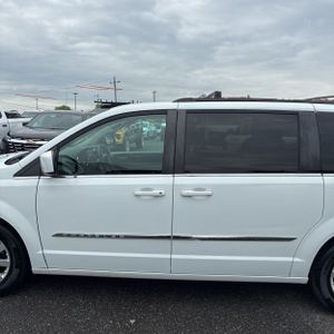 CHRYSLER TOWN AND COUNTRY TOURING - 3