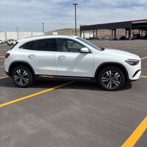 MERCEDES-BENZ GLA - 10