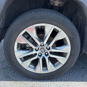 2019 Toyota RAV4 XLE PREMIUM — фото 19