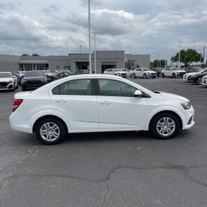 CHEVROLET SONIC LS AUTO - 10