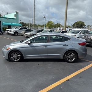 HYUNDAI ELANTRA SE - 3