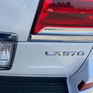2015 Lexus LX 570 BASE — фото 23