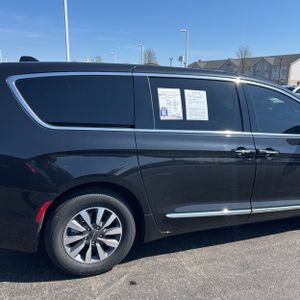 CHRYSLER PACIFICA HYBRID LIMITED - 9