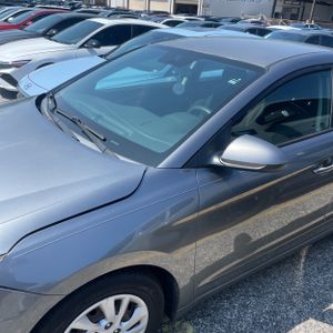 2019 Hyundai ELANTRA SE photo 2