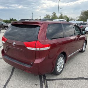 TOYOTA SIENNA - 8
