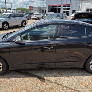 HYUNDAI ELANTRA SE - 4