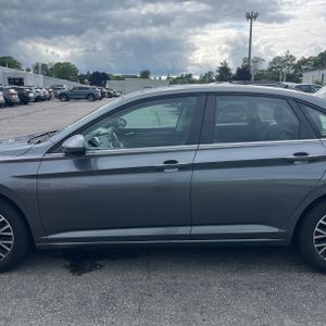 2019 Volkswagen JETTA SE photo 4