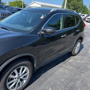 2017 Nissan ROGUE SV — фото 2