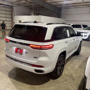 صورة 8 لـ 2023 JEEP GRAND CHEROKEE OVERLAND