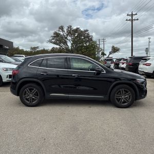 MERCEDES-BENZ GLA - 10