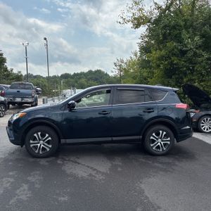 2018 Toyota RAV4 LE 照片 3