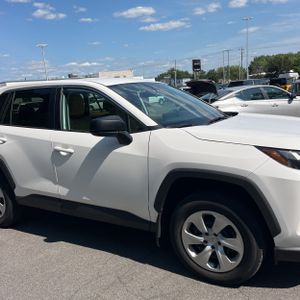 2023 Toyota RAV4 LE — миниатюра 13