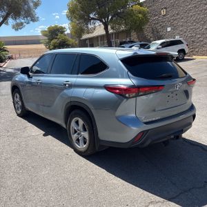 2021 Toyota HIGHLANDER LE photo 5