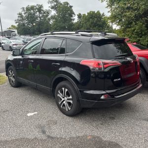 2017 Toyota RAV4 LE — фото 5
