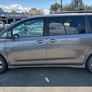 TOYOTA SIENNA - 4