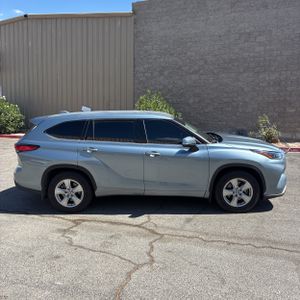 2021 Toyota HIGHLANDER LE photo 10