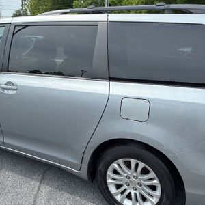 صورة 6 لـ 2012 Toyota SIENNA XLE 8-PASSENGER