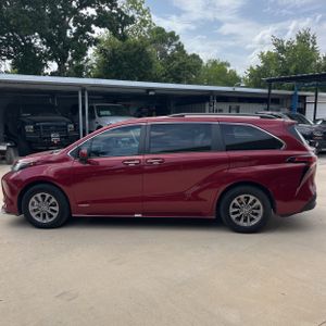 2021 Toyota SIENNA XLE 8-PASSENGER photo 3