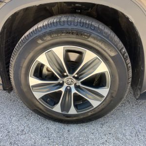 صورة مصغرة 17 لـ 2022 Toyota HIGHLANDER XLE