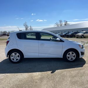 CHEVROLET SONIC LS AUTO - 10