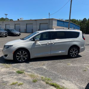 صورة 3 لـ 2017 Chrysler PACIFICA LIMITED