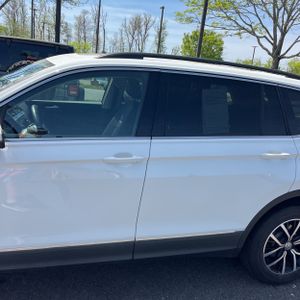 VOLKSWAGEN TIGUAN SE - 4