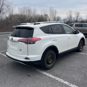 TOYOTA RAV4 XLE - 8
