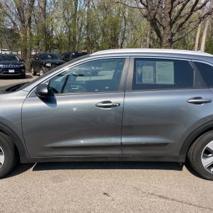 KIA NIRO LX - 4