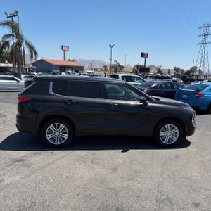 صورة 10 لـ 2023 Mitsubishi OUTLANDER ES
