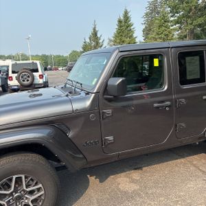 صورة 2 لـ 2025 JEEP WRANGLER SAHARA