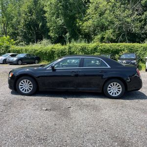 صورة 3 لـ 2013 Chrysler 300 MOTOWN