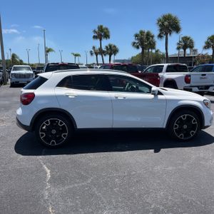 MERCEDES-BENZ GLA - 10