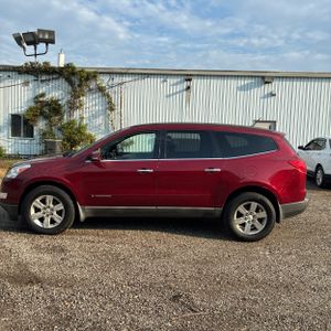 2010 Chevrolet TRAVERSE LT photo 3