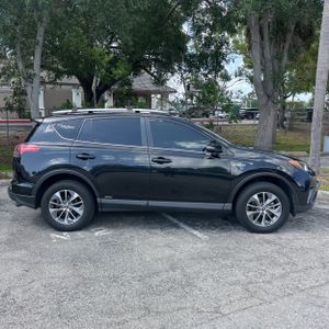 صورة 10 لـ 2016 Toyota RAV4 HYBRID XLE