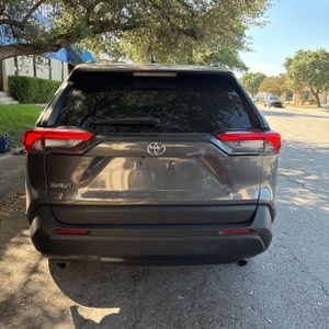 2021 Toyota RAV4 LE 照片 7