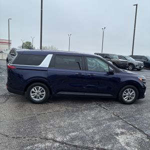 KIA CARNIVAL LX - 10