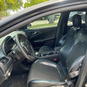 2015 Chrysler 200 S — миниатюра 32