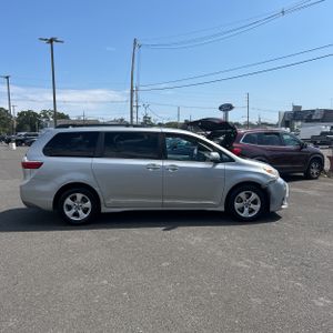 صورة 10 لـ 2019 Toyota SIENNA LE 8-PASSENGER