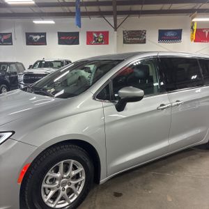 CHRYSLER PACIFICA TOURING L - 2