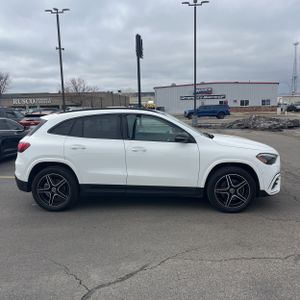MERCEDES-BENZ GLA - 10